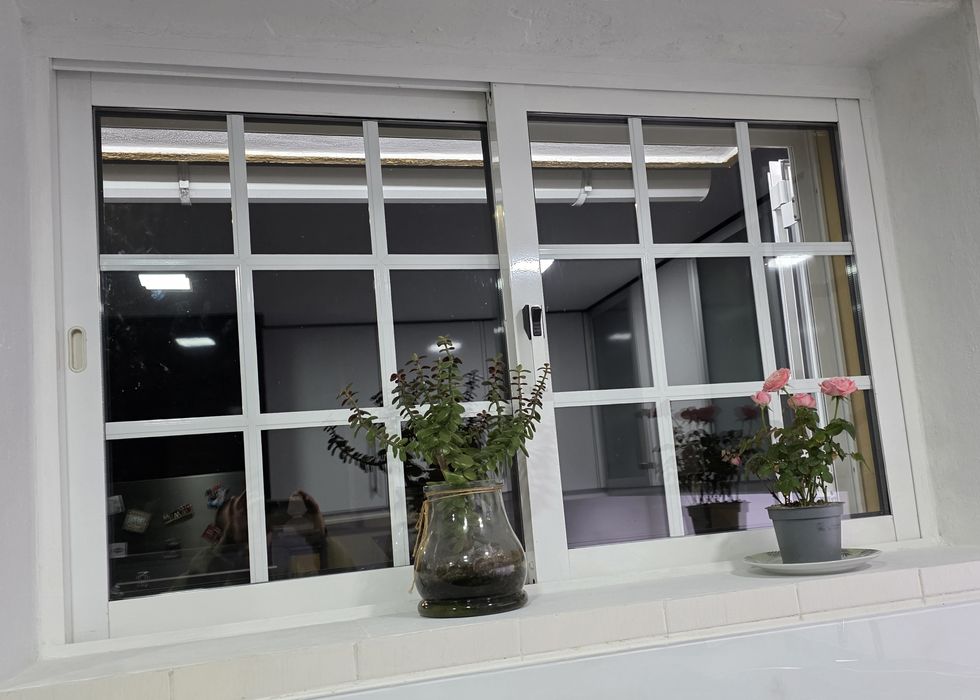 Porta de entrada e janela de alumínio correr