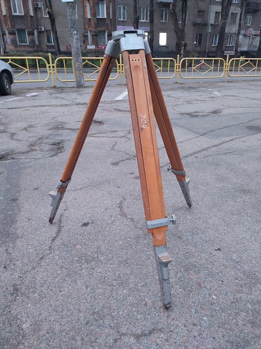 Штатив , тринога .