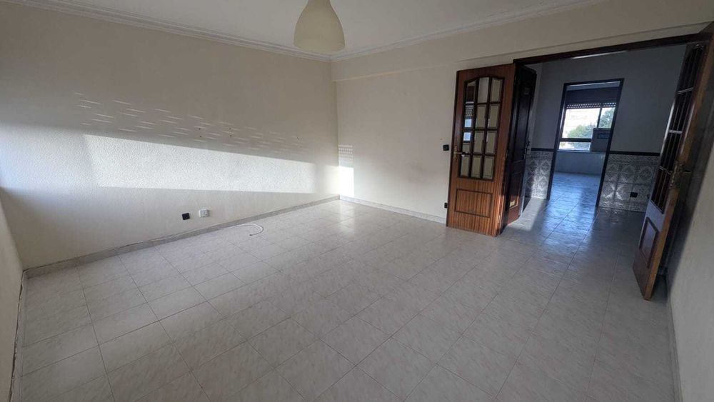 T2 com Arrecadação no Carregado – Excelente Localização