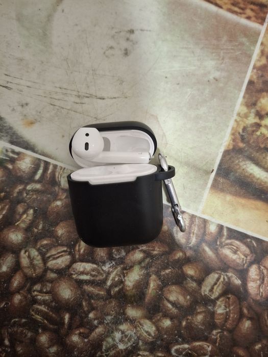 Apple AirPods 2 продам.