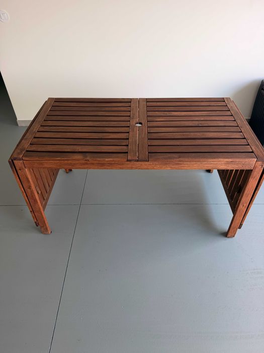 Mesa de jardim em madeira