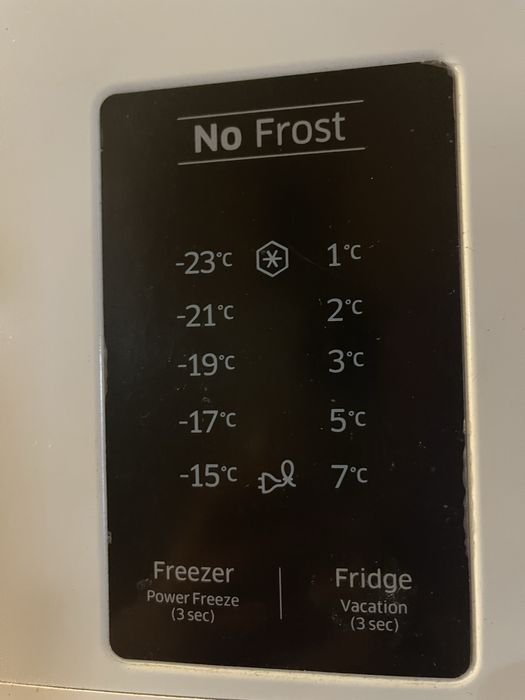 Холодильник Samsung в ідеальному стані