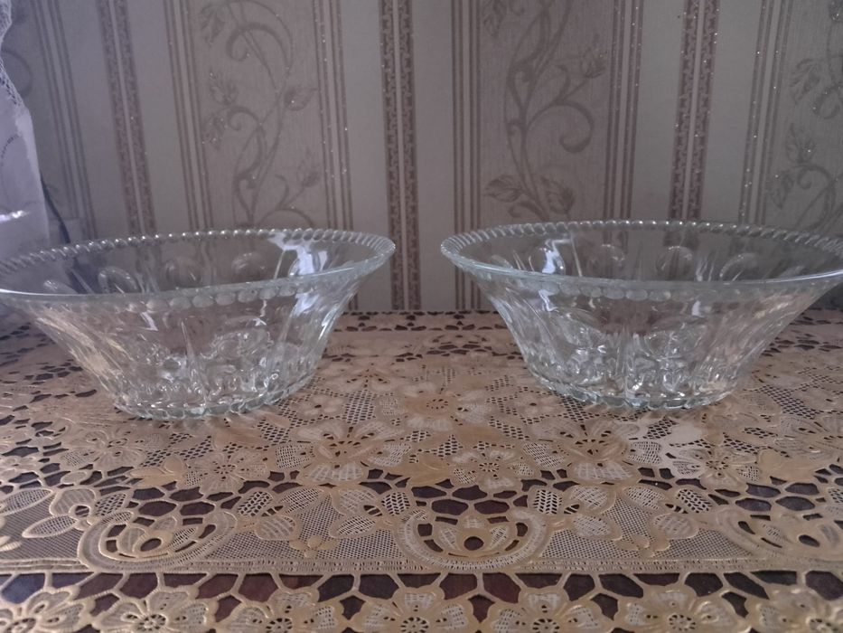 Салатники,  тарелки, графин, рюмки