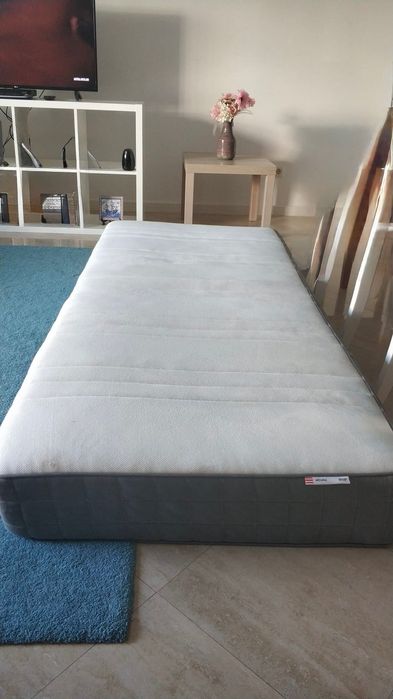 Dois sofás individuais Hövag da Ikea. 200x90 cm.