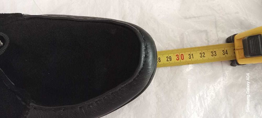 Продаю туфлі з натуральної замші на шнурівці. Стильна красива модель.