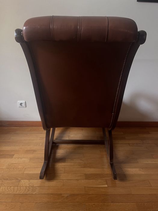 Cadeira de Baloiço Vintage em Pele Castanha com Banco de Apoio