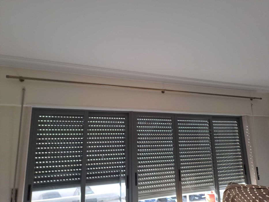Varões de cortinados dourados