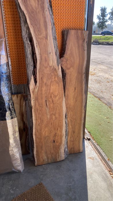 Pranchas, tábuas, peças de madeira rija