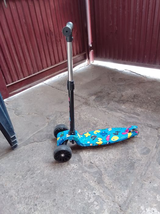 Hulajnoga trójkołowa