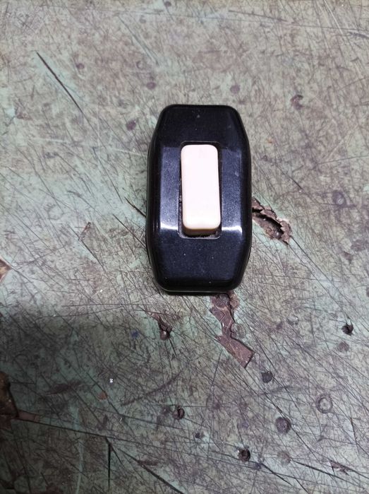 Stary wyłącznik i wtyczka PRL