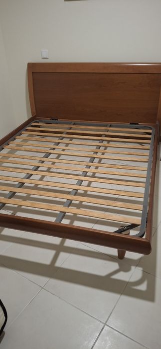 Cama de casal + 2 mesinhas + cómoda