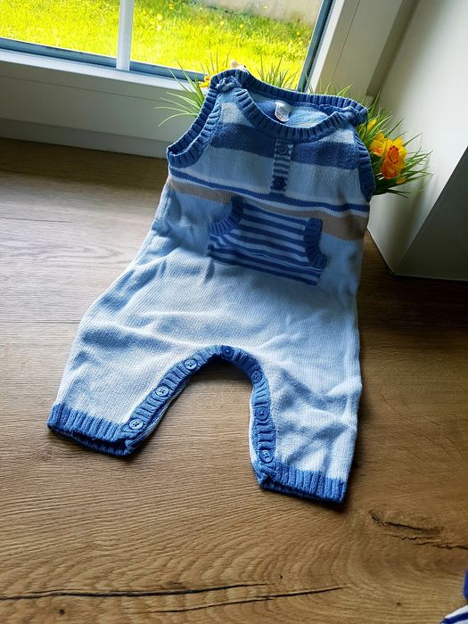 Śliczny kombinezon dla chopca z uk  jak nowe roz.74.