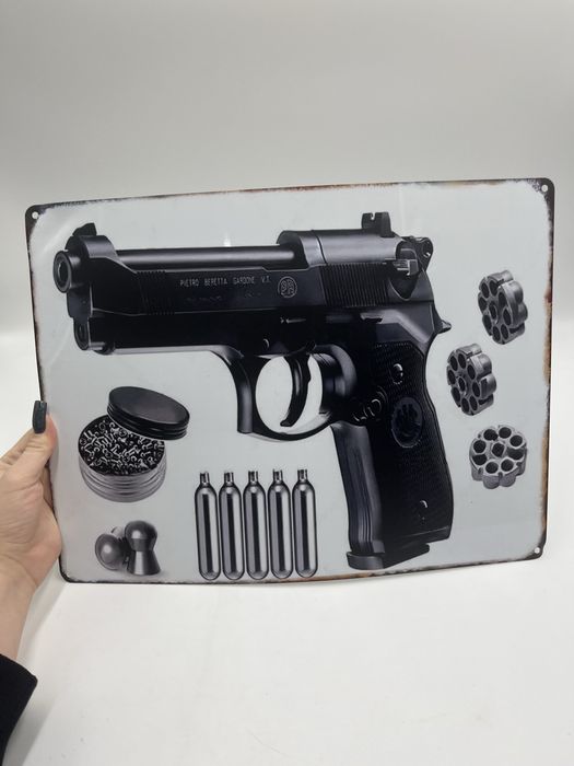 Metalowa tablica dekoracyjna z motywem broni