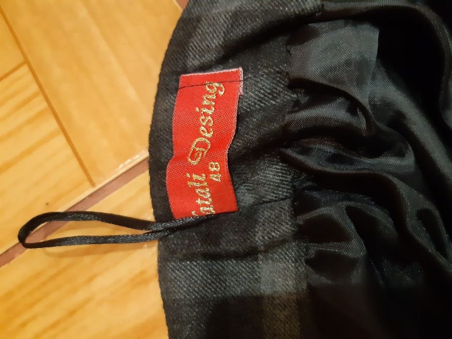 Стильна, нова спідничка в клітиночку