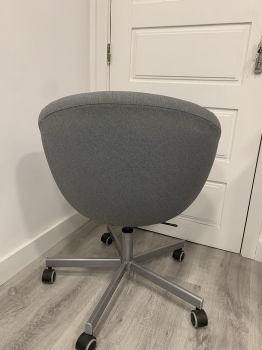 Cadeira Ikea de cor cinza