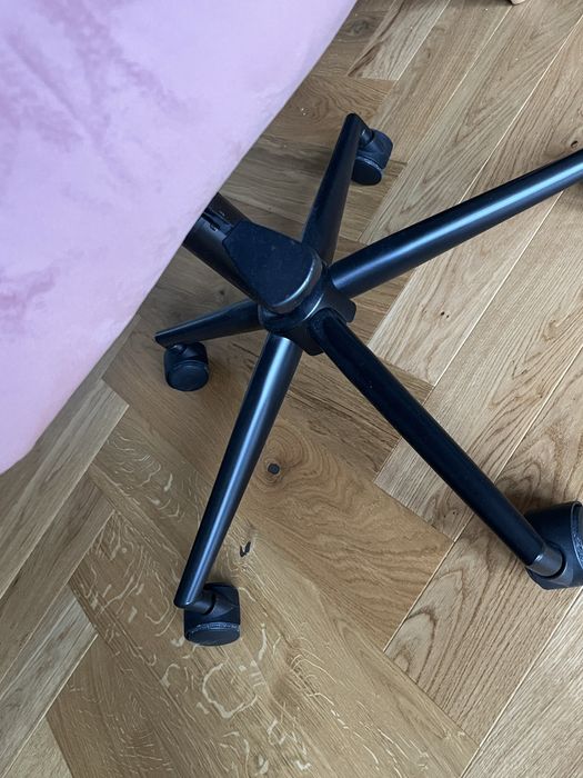Krzeslo biurowe rożowe w bardzo dobrym stanie