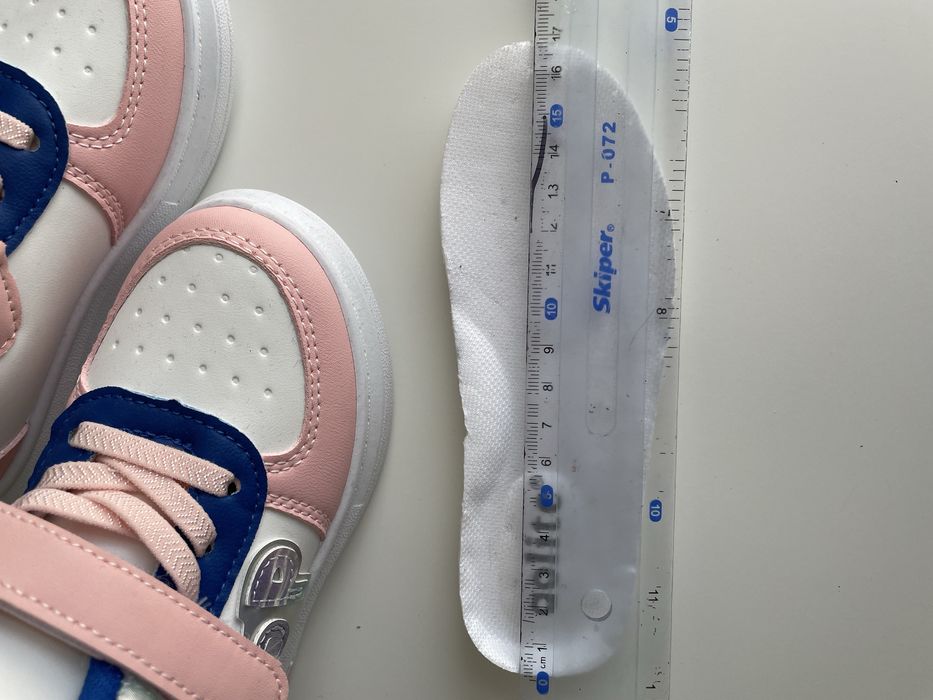 Нові кросівки для дівчинки