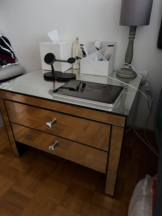 Mesa de cabeceira espelhada da Area