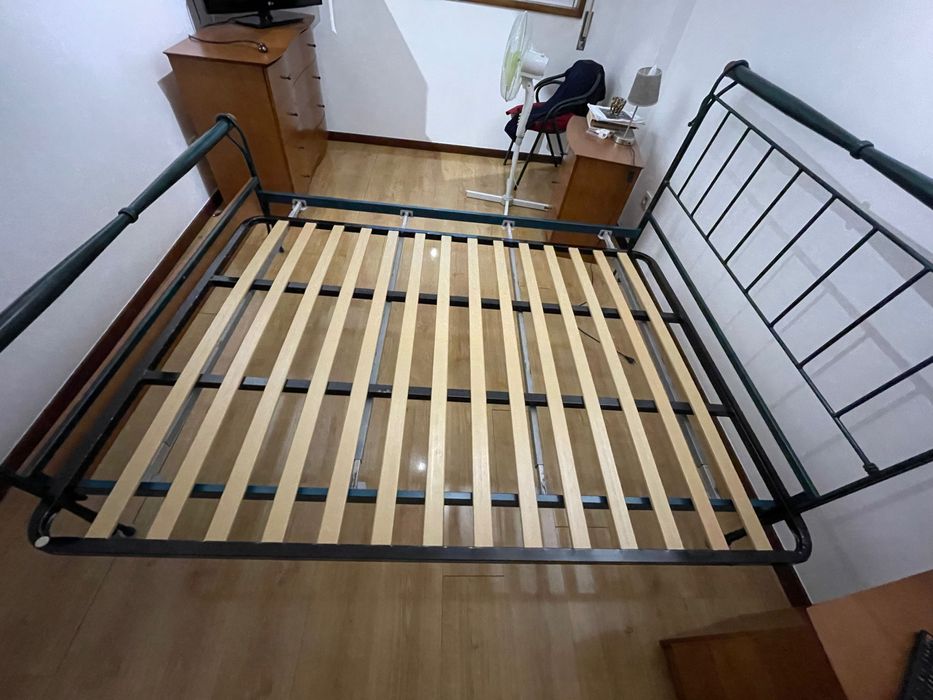 Cama 140*200 de ferro e estrado em muito bom estado