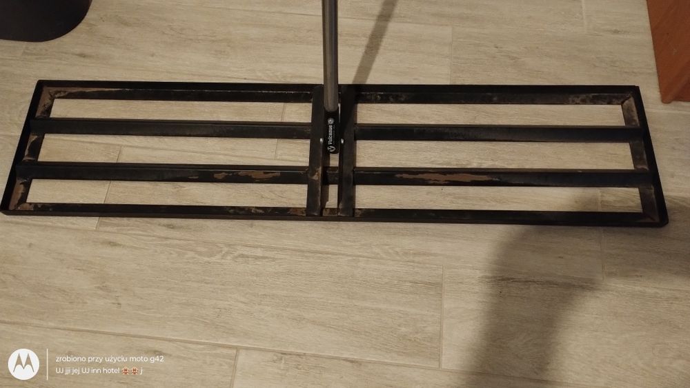 Niwelator do gruntu ręczny