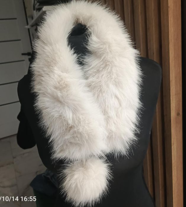 Nowy elegancki szal kołnierz biały z pomponem