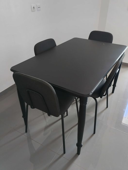 Mesa com 4 cadeiras