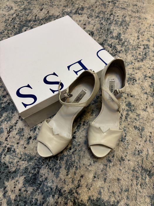 босоніжки Guess на платформі