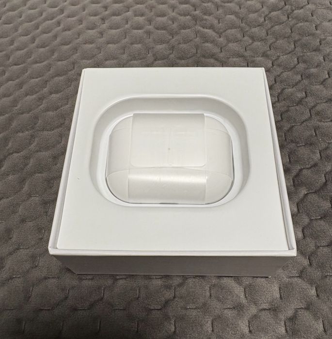 Бездротові навушники Pro 2nd Generation у новому стані.