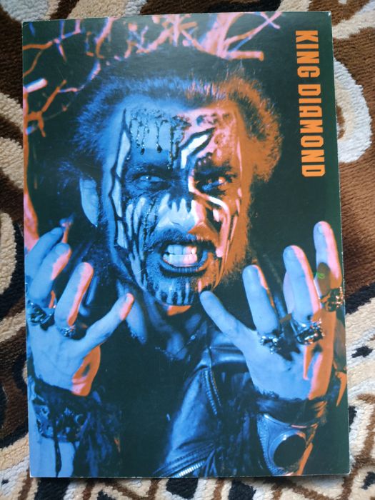 Фото кольорові  та чорно-білі.