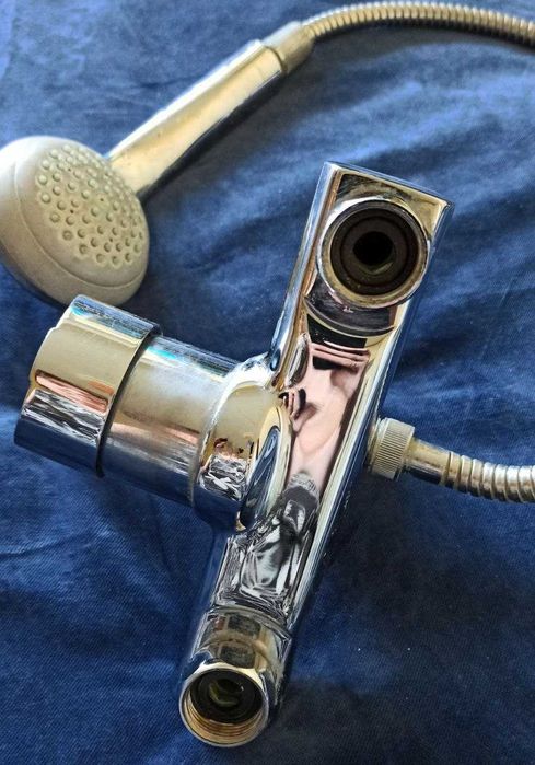 Смеситель воды фирмы GROHE в рабочем состоянии