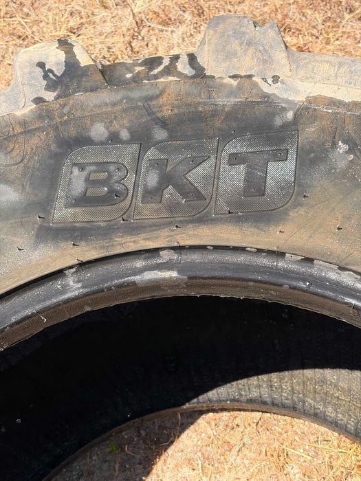 Pneus Traseiros para Retroescavadora JCB 3CX