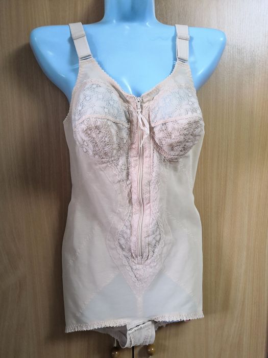 Коригуюче утягуюче боді бренда Triumph. На бірці вказано 80/36.
Заміри