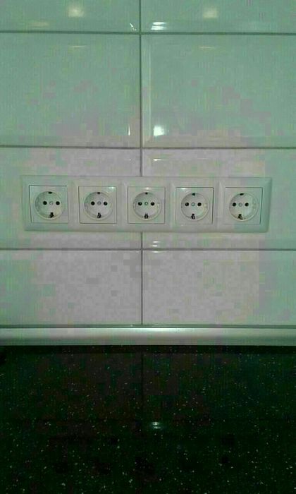 УСЛУГИ ЭЛЕКТРИКА! Замена (установка) розеток выключателей автоматов!