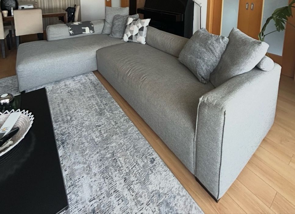 Sofa em tecido cinza, composto por 2 modulos,