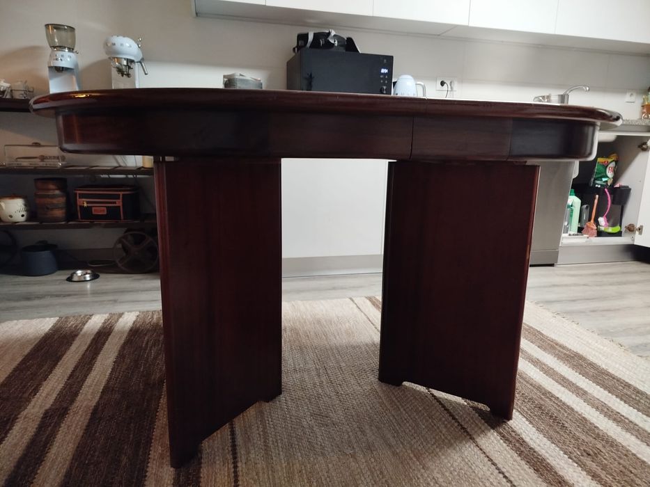 Mesa de sala de jantar de madeira nogueira