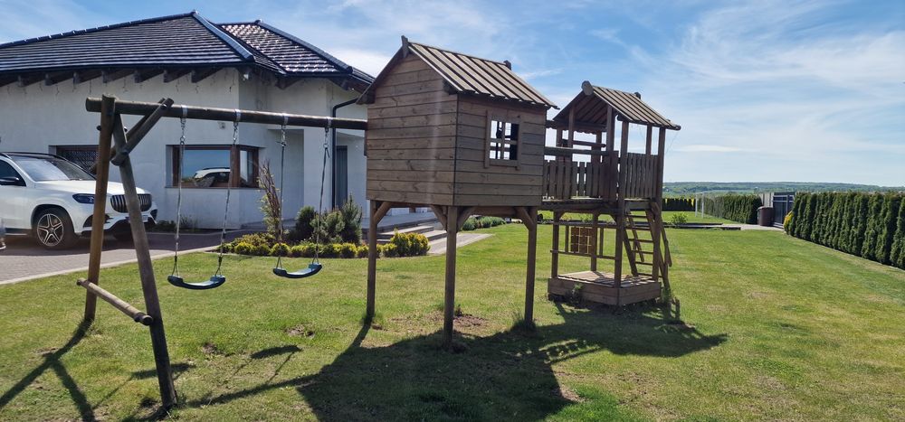 Domek dla dzieci z huśtawkami
