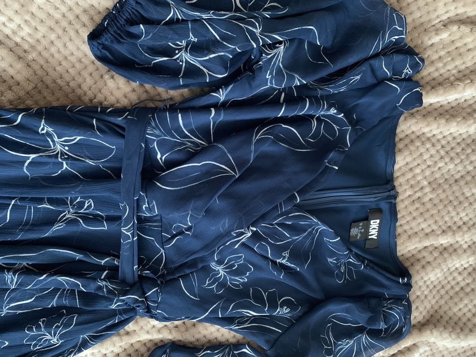 Sukienka midi z dekoltem kopertowym i paskiem DKNY 42