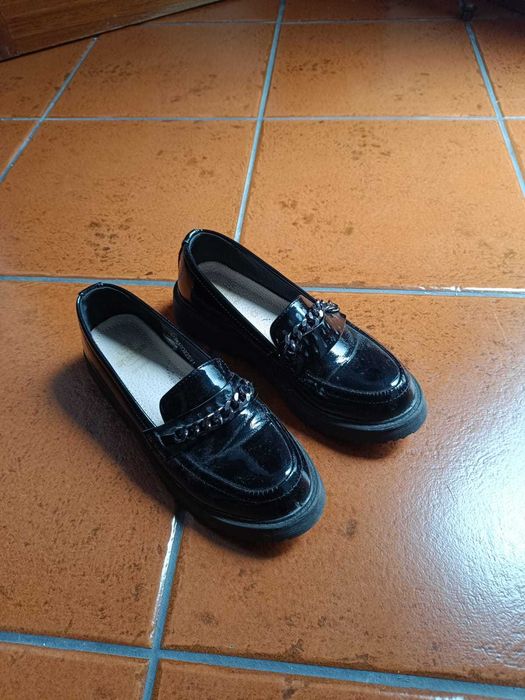Sapatos e botas como novos