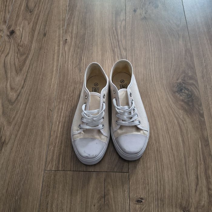 Białe tenisówki trampki