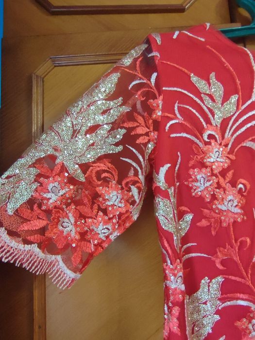 Продам святкову сукню з вишивкою