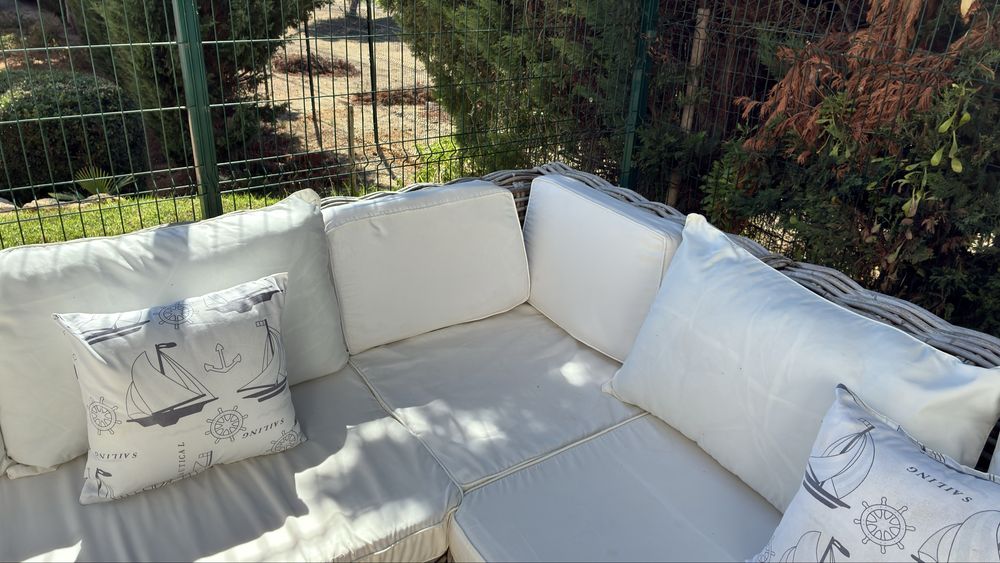 Sofá exterior com mesa