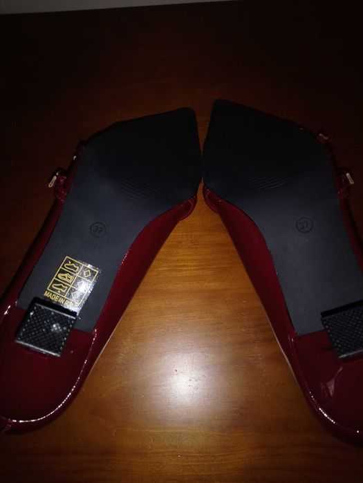 Sapatos bordeaux em verniz