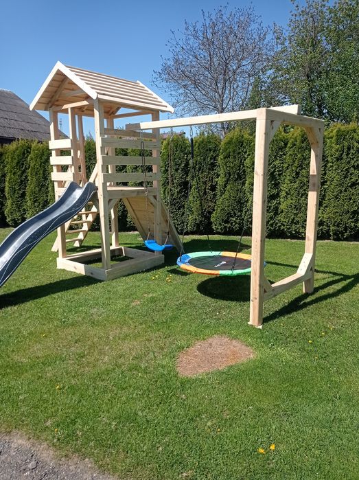 Drewniany domek z huśtawką