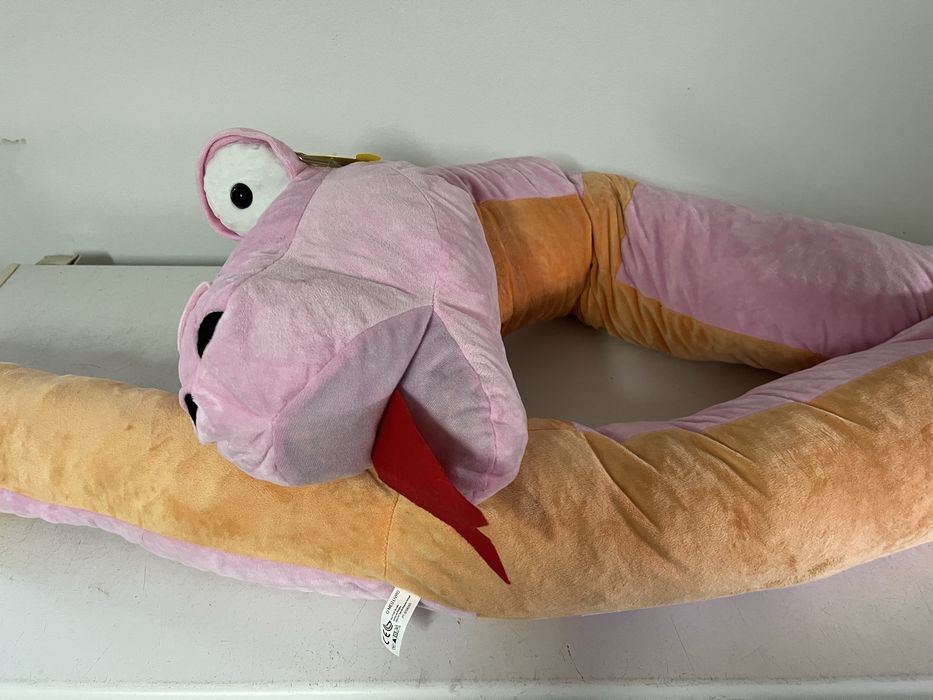 Cobra em peluche cor-de-rosa e laranja