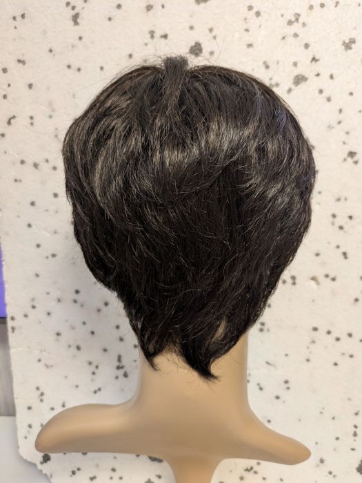 Peruka Krótkie włosy – fryzura bob/pixie, elegancka, ładnie ułożona.