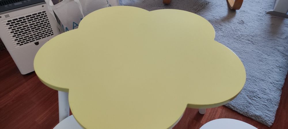 Mesa de criança e bancos