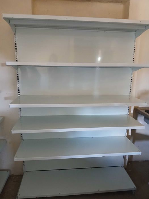 Prateleiras brancas