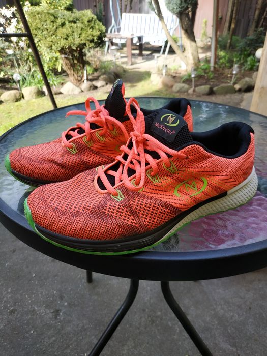 Buty sportowe rozmiar 40 .