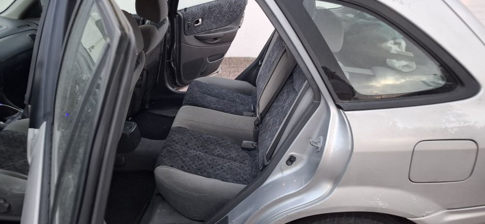 Mazda 323- ano 2000