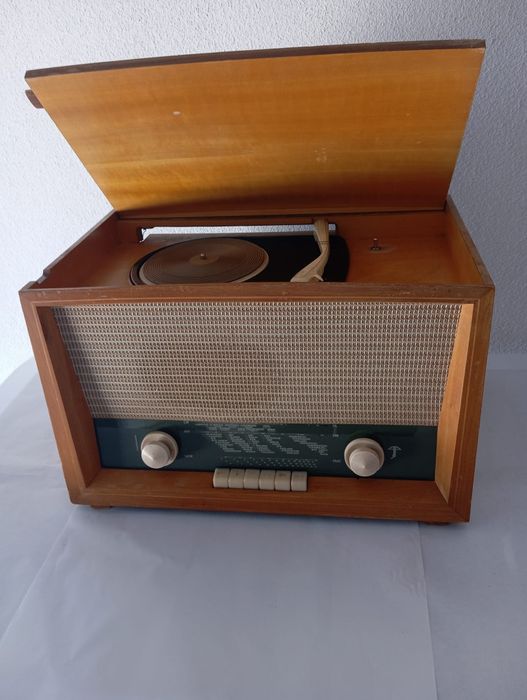 Radio a válvulas com giradiscos
